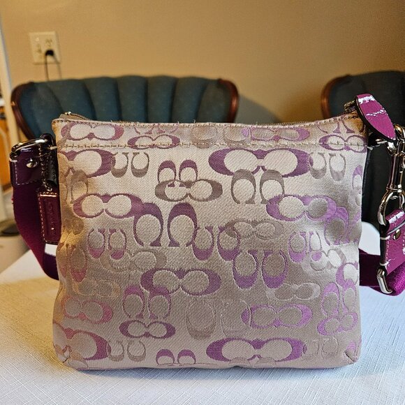 Coach Daisy Signature Swingpack Crossbody Adjustable-Item #713 - Picture 2 of 6